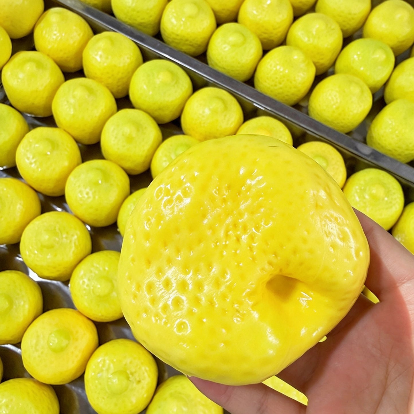 Temperature Color Changing Lemon Crunch Squishy Ball, Blocks Filled Crispy Sound Squeeze Toy, Stress Relief Fidget Sensory Toy for Kids