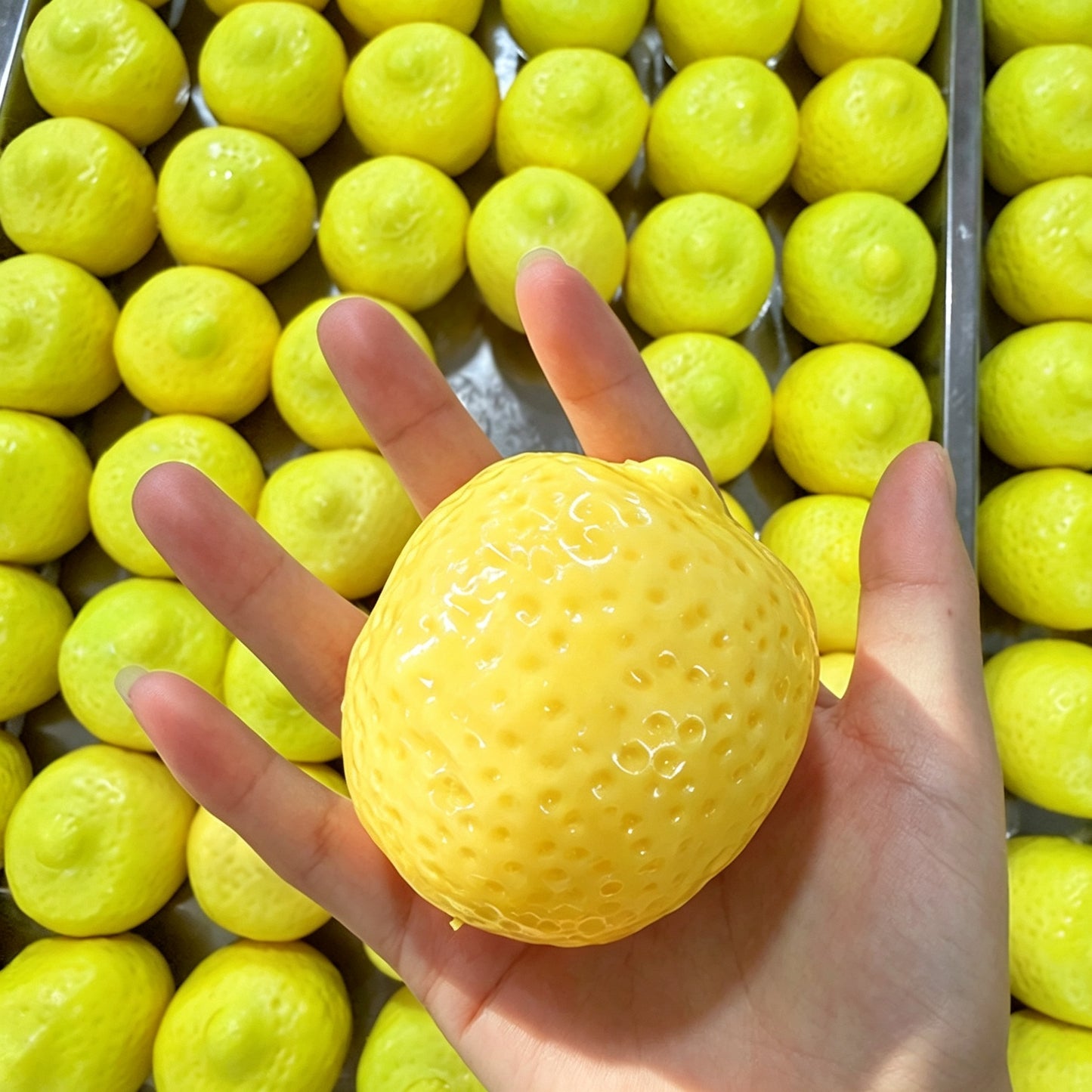 Temperature Color Changing Lemon Crunch Squishy Ball, Blocks Filled Crispy Sound Squeeze Toy, Stress Relief Fidget Sensory Toy for Kids